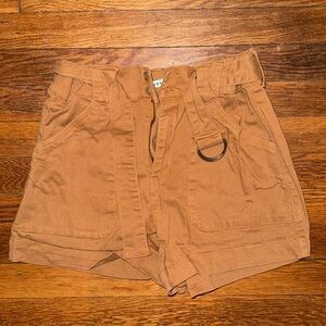 Tan cargo style shorts w loop belt